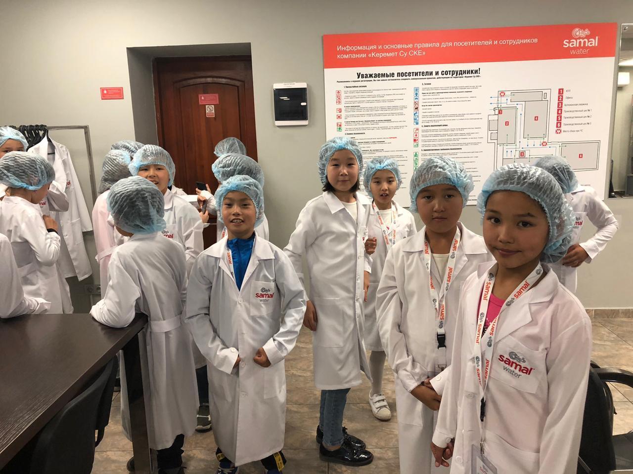№194 негізгі орта мектебінің білім алушылары "Samal su" өндірісінің жұмыс жасау технологиясымен танысып қайтты