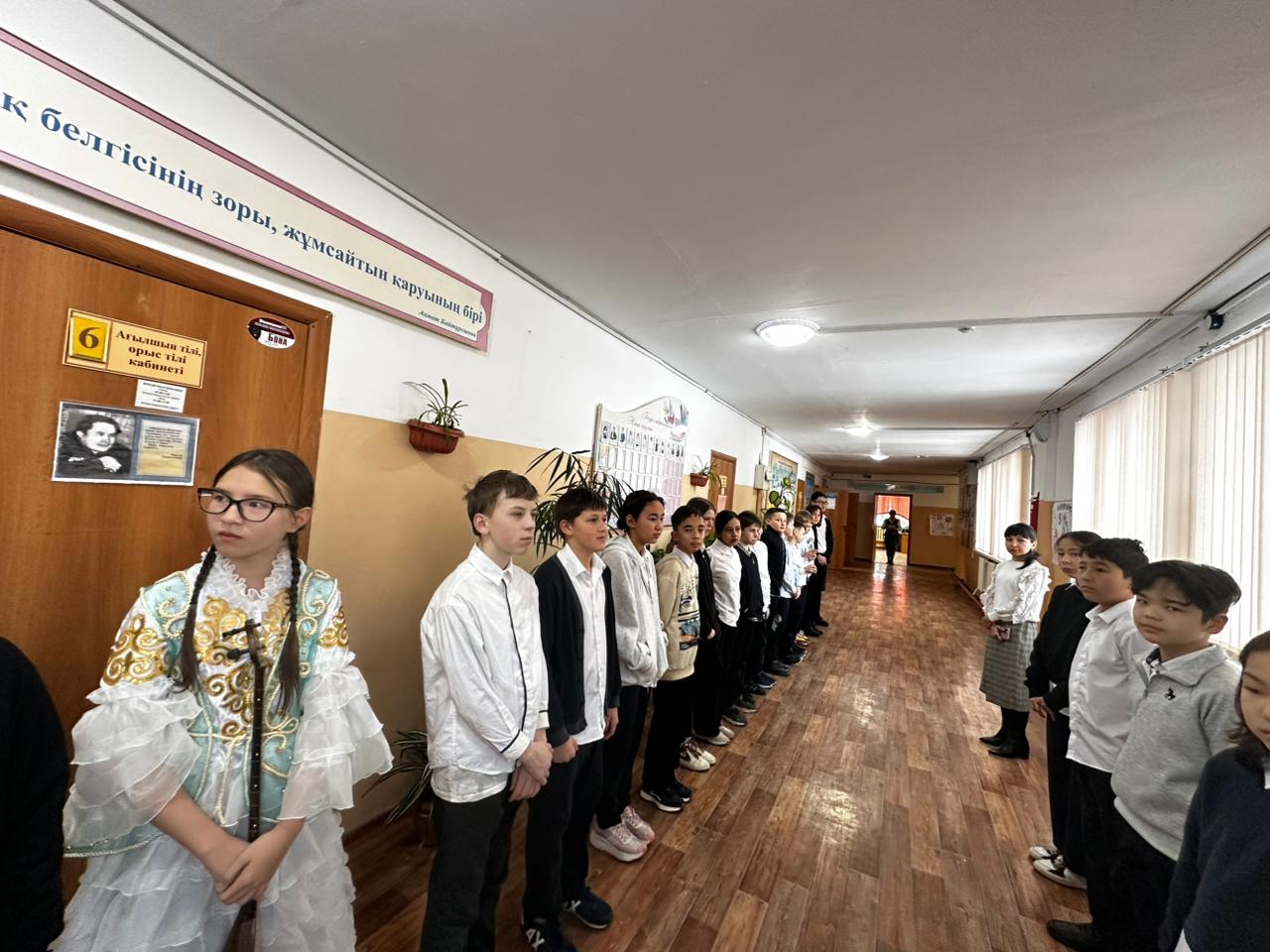 Дүйсенбі күнгі мемлекеттік әнұранды орындау