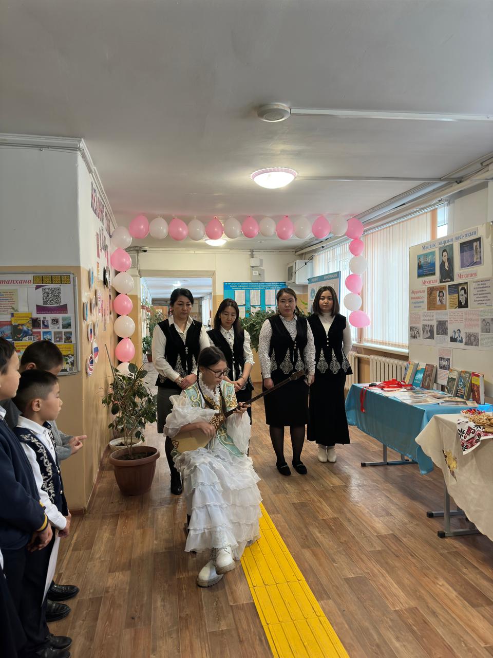 Үштілдік апталығының ашылуы